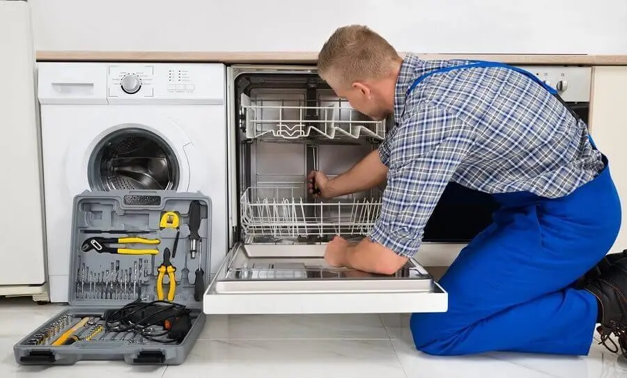 Kaynaşlı Hitachi servisi teknisyen ekibi beyaz eşya tamiri yaparken